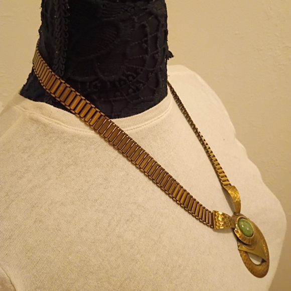 Source Unknown Gold Necklace with Green Accent - Picture 3 of 4